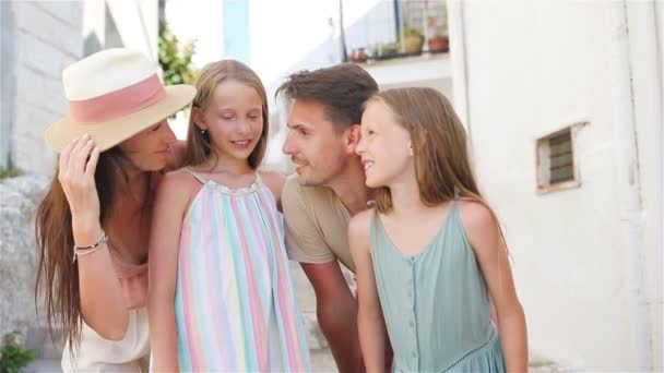 Familie mit Eltern und Kindern im Urlaub in Europa — Stockvideo