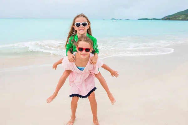 Adoráveis meninas caminhando na praia — Fotografia de Stock