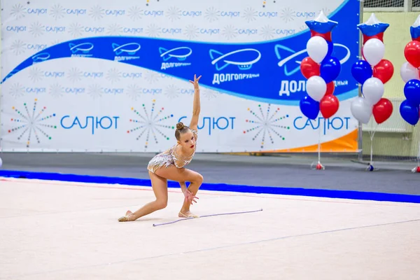 Krásná malá aktivní gymnastka dívka se svým výkonem na koberci — Stock fotografie