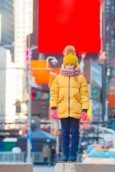 Rozkošná holčička se baví na Times Square v New Yorku — Stock fotografie