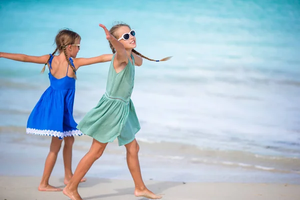 Adorable little girls walking on the beach — Stock Photo, Image