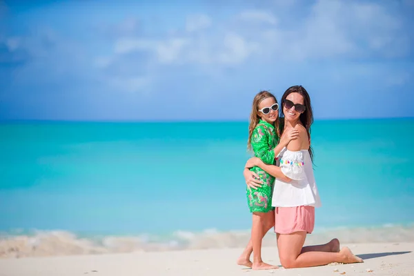 Portret małej dziewczynki i matki na letnie wakacje — Zdjęcie stockowe