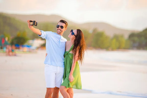 Jong koppel lopen op tropisch strand met wit zand en turquoise oceaanwater op Antigua eiland in Caribisch gebied — Stockfoto