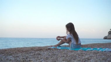 Yaz tatilinde sahilde tatlı küçük bir kız.