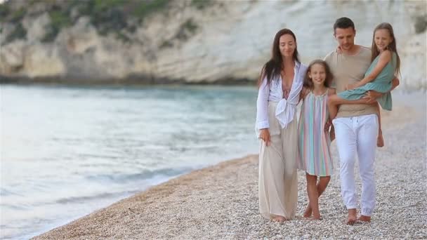 Photo de famille heureuse s'amusant sur la plage. Style de vie d'été — Video