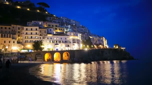 Hermosas ciudades costeras de Italia - la pintoresca Amalfi en la costa de Amalfi — Vídeo de stock