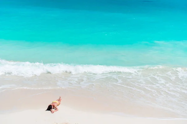 Plajda mayo giymiş genç bir kadın. — Stok fotoğraf