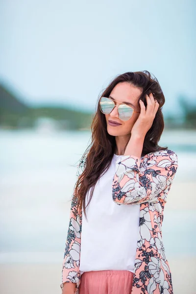 Fiatal divat nő zöld ruhában a strandon — Stock Fotó