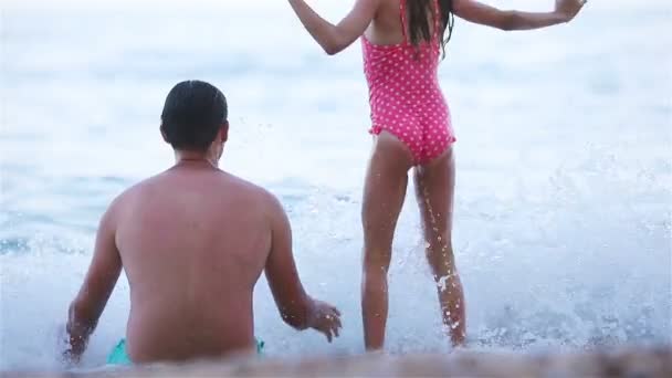 Hermoso padre e hija en la playa europea — Vídeos de Stock