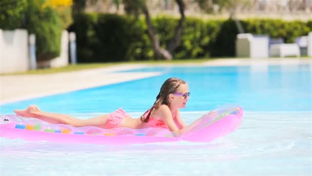 Adorable juego de niños en la piscina al aire libre — Vídeo de stock