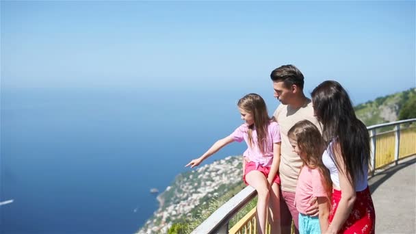 Nyaralás Olaszországban. Fiatal négytagú család a háttérben, Amalfi Coast, Olaszország — Stock videók