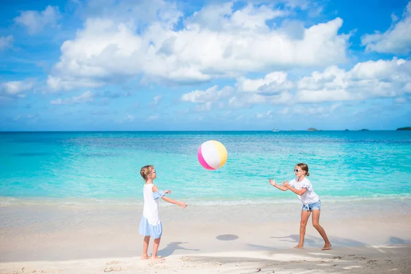 Kleine entzückende Mädchen spielen mit Ball am Strand — Stockfoto