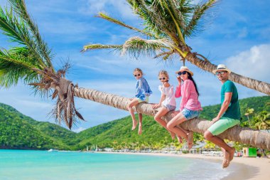 Dört tatil genç aile iyi eğlenceler