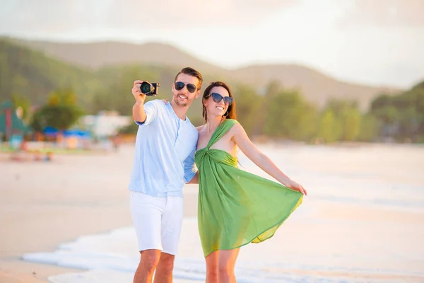 年轻夫妇漫步在热带海滩与白色沙子和绿松石海水在安提瓜岛加勒比海 — 图库照片