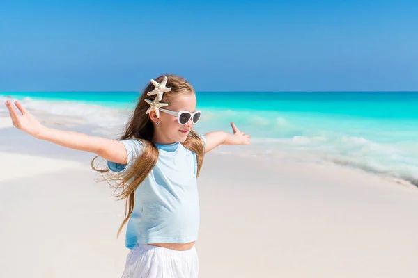 Schöne kleine Mädchen in Kleid am Strand Spaß haben. lustige Mädchen genießen Sommerurlaub. — Stockfoto