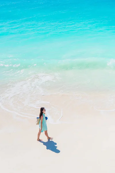 Šťastná dívka na pláži mají spoustu zábavy v mělké vodě — Stock fotografie
