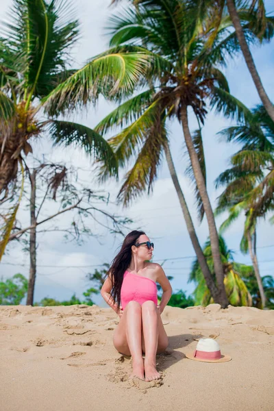 Jovem mulher bonita se divertindo na costa tropical. — Fotografia de Stock