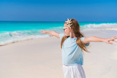 Onun yaz tatilde plajda sevimli küçük kız portresi