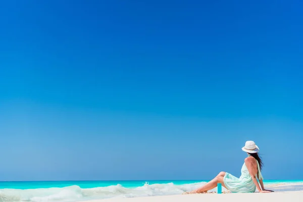 Mujer joven en sombrero en la playa — Foto de Stock