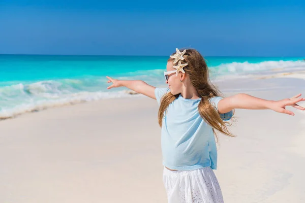 Portret van schattig meisje op strand op haar zomervakantie — Stockfoto