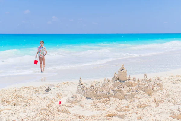 Urocza dziewczynka bawiąca się zabawkami na plaży na białej, tropikalnej plaży — Zdjęcie stockowe