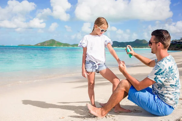 Bovenliggende zon crème op kind neus toe te passen. Portret van lttle meisje in zonnebrandcrème — Stockfoto