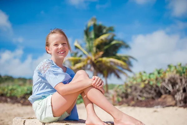 Porträt eines entzückenden kleinen Mädchens im Sommerurlaub am Strand — Stockfoto