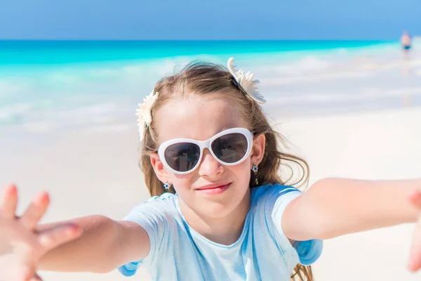 Gelukkig kind op zoek naar camera achtergrond mooi hemel en zee — Stockfoto