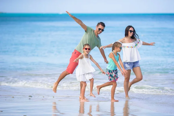 Felice bella famiglia di quattro persone sulla spiaggia — Foto Stock