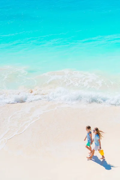 Adorables niñas caminando por la playa —  Fotos de Stock