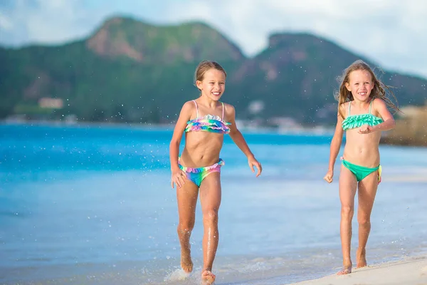 Liebenswerte kleine Mädchen, die am Strand spazieren gehen — Stockfoto