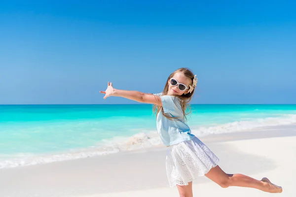 Onun yaz tatilde plajda sevimli küçük kız portresi — Stok fotoğraf