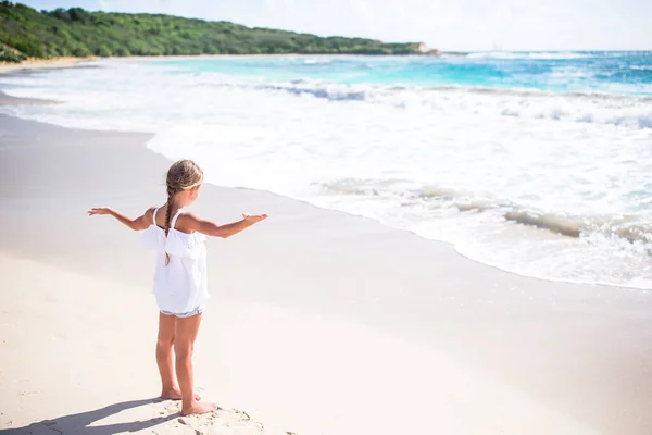 Ritratto di adorabile bambina in spiaggia durante le sue vacanze estive — Foto Stock