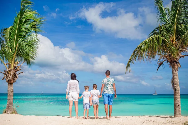 Счастливая красивая семья из четырех человек на пляже — стоковое фото