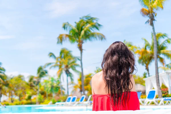 Schöne junge Frau entspannt sich im Schwimmbad. — Stockfoto