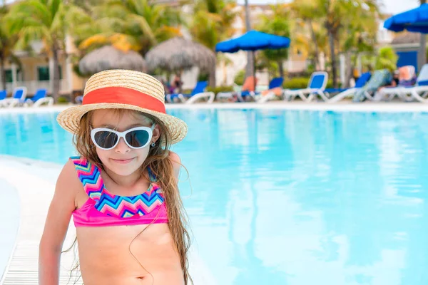 Pequena menina adorável na piscina exterior — Fotografia de Stock