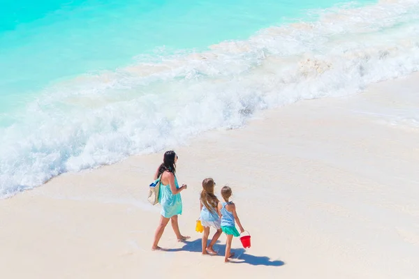 Ευτυχισμένη όμορφη οικογένεια σε τροπικές διακοπές στην παραλία — Φωτογραφία Αρχείου