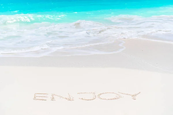 Sueño escrito en la playa de arena con suave ola oceánica en el fondo — Foto de Stock