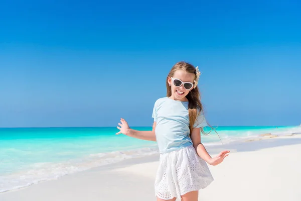 Retrato de menina bonita na praia dançando — Fotografia de Stock