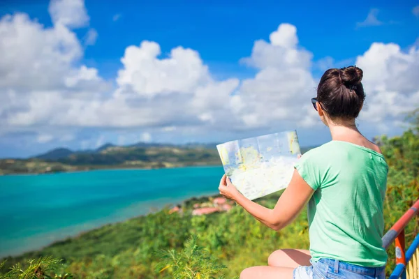 Genç turist kadın Karayip Denizi tropikal Adası'nda Körfezi manzaralı — Stok fotoğraf