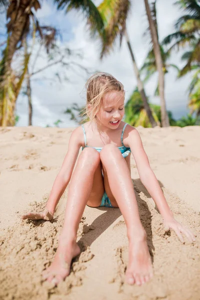 Portrait of beautiful girl on the beach dancing — Stock Photo, Image