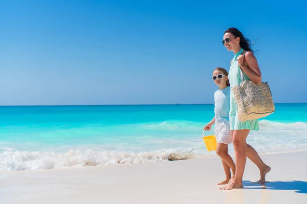 Mooie moeder en dochter op Caribisch strand — Stockfoto