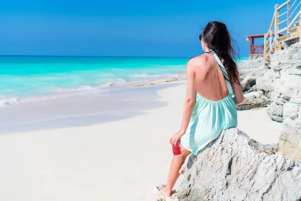 Jong gelukkig vrouw in badpak op wit strand — Stockfoto