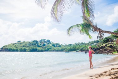 Arka plan beyaz kız şapka ile deniz