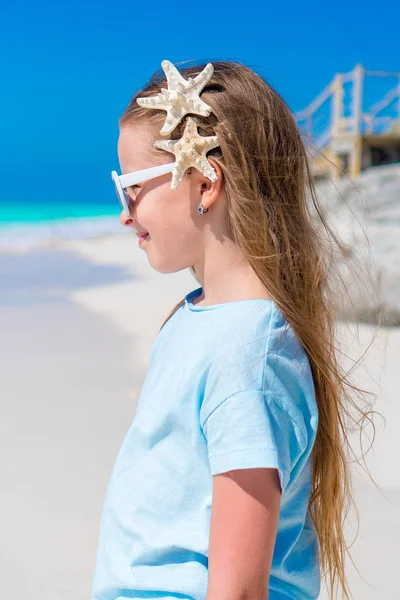 Portrait de belle fille sur la plage — Photo