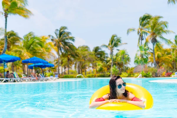 Bela jovem mulher relaxante na piscina. — Fotografia de Stock