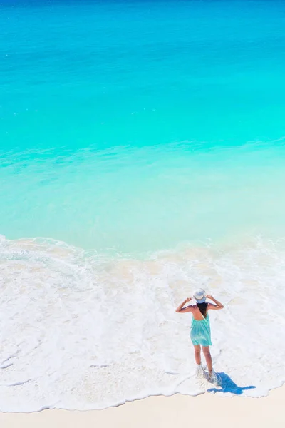 Joven mujer feliz en traje de baño en la playa blanca —  Fotos de Stock