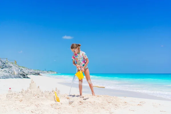 Entzückendes kleines Mädchen spielt während des Tropenurlaubs mit Strandspielzeug — Stockfoto