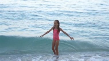 Deniz kıyısındaki sevimli küçük kız