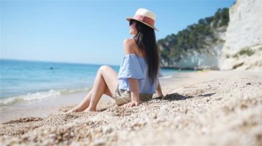 Beyaz tropikal plajda güzel bir kadın.